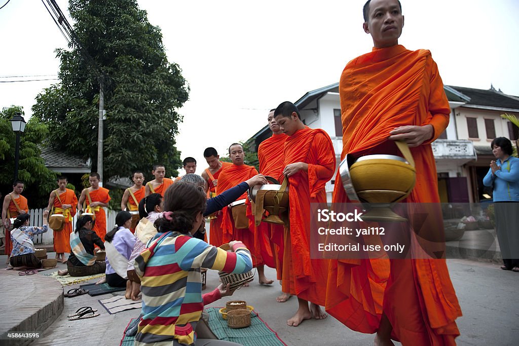 Monges receber ofertas de alimento - Foto de stock de Laos royalty-free