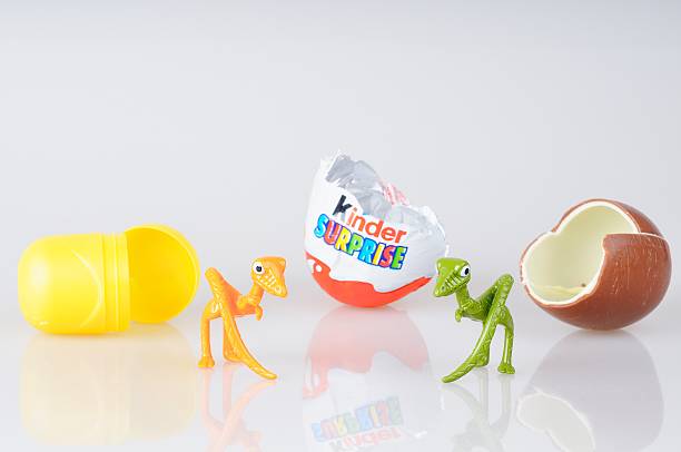 kinder сюрприз игрушки - kinder surprise стоковые фото и изображения