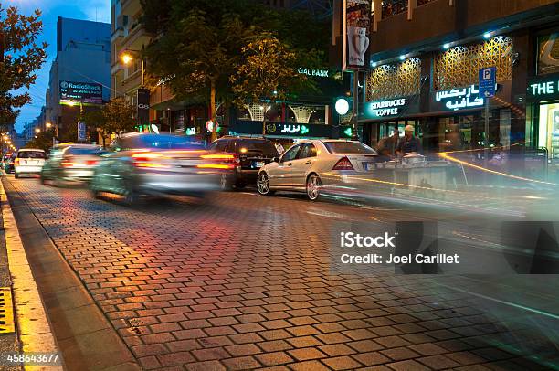 Rua Hamra Trânsito À Noite Em Beirute Líbano - Fotografias de stock e mais imagens de Beirute - Beirute, Cafeteria, Movimento Desfocado