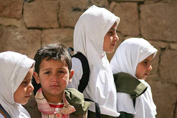 bambini nella città vecchia di sana (yemen). - yemen foto e immagini stock