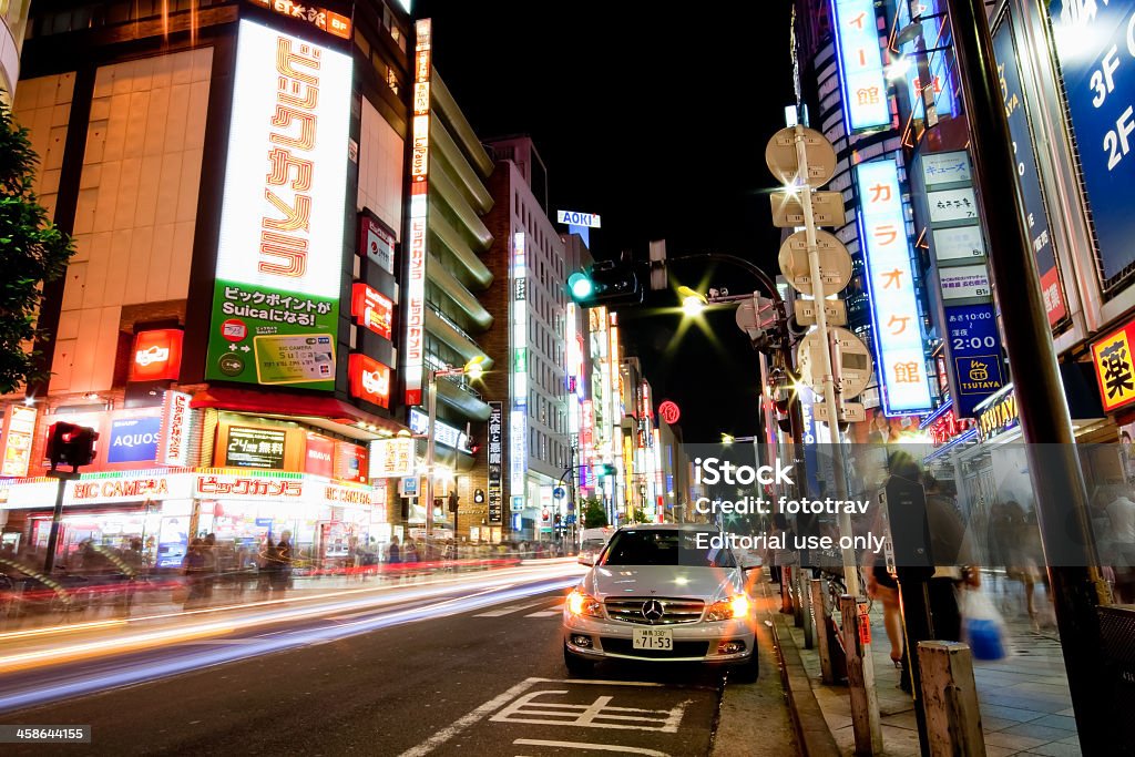 Strada illuminata di Shinjuku, Tokyo, Giappone - Foto stock royalty-free di Affollato