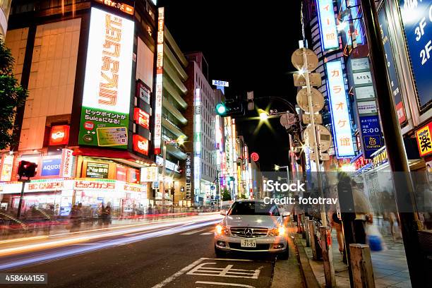 Strada Illuminata Di Shinjuku Tokyo Giappone - Fotografie stock e altre immagini di Affollato - Affollato, Arte, Cultura e Spettacolo, Asia