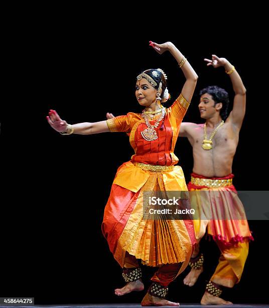Photo libre de droit de Des Danseurs Dansent Le Bharatanatyam Indien banque d'images et plus d'images libres de droit de Bharata Natyam - Bharata Natyam, Acteur, Activité