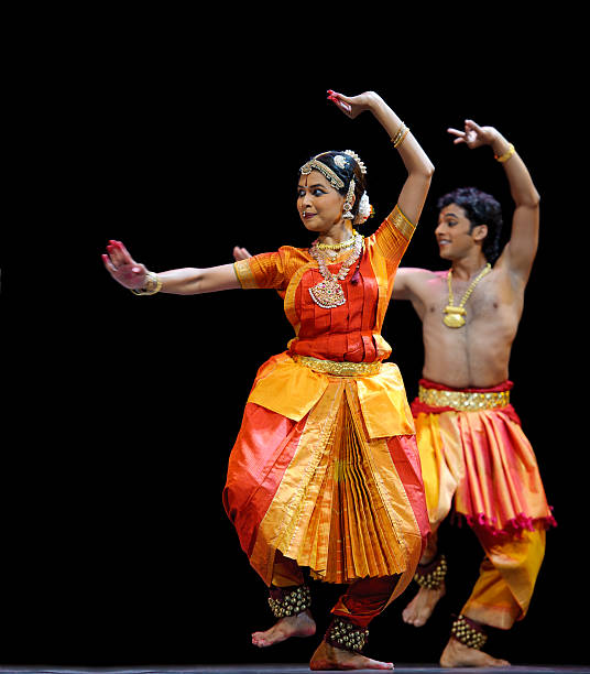 インドの伝統的なダンサー bharatanatyam - bharatanatyam ストックフォトと画像