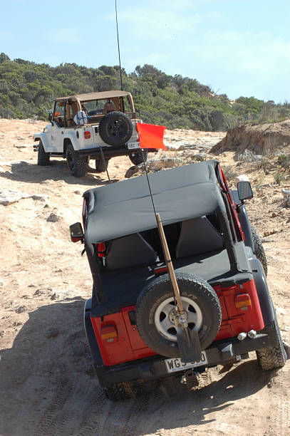 dois tj jeep aventureiros entre roupão e beachport, austrália do sul - 4wd 4x4 convoy australia - fotografias e filmes do acervo