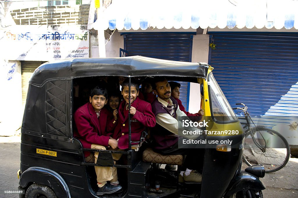 Meninos na forma de casa tomando auto-Riquexó - Royalty-free Auto-Riquexó Foto de stock