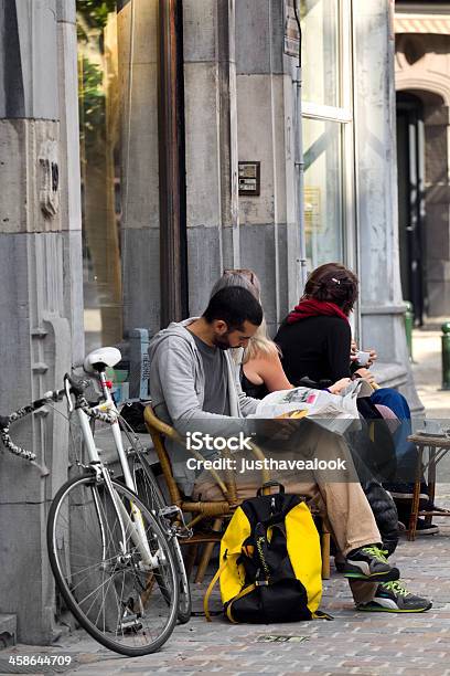 Fare Una Pausa - Fotografie stock e altre immagini di Acciottolato - Acciottolato, Adulto, Attività del Fine-Settimana