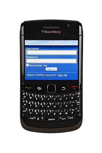 connectez-vous à votre compte twitter sur blackberry audacieux 9780 - blackberry telephone mobile phone isolated photos et images de collection