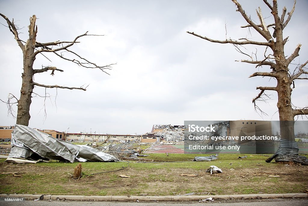 Joplin 미주리 고등학교 치명적인 F5 회오리 파면이 - 로열티 프리 개념 스톡 사진