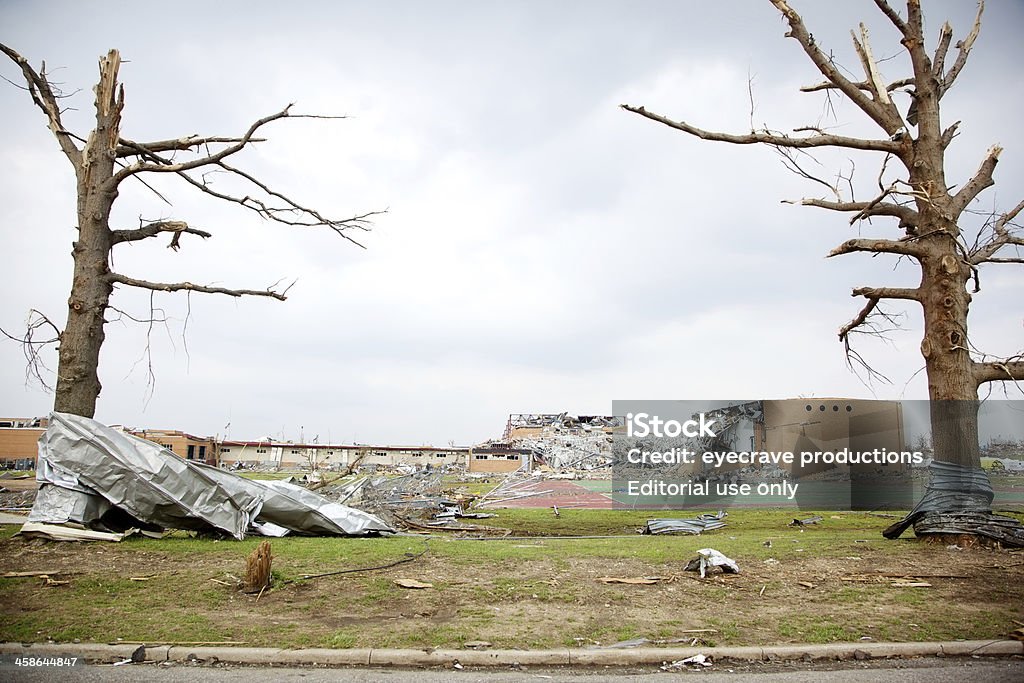 Joplin Missouri high school niebezpieczne F5 Tornado zanieczyszczenia - Zbiór zdjęć royalty-free (Burza)