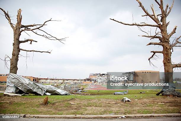 Joplin Missouri High School Niebezpieczne F5 Tornado Zanieczyszczenia - zdjęcia stockowe i więcej obrazów Burza