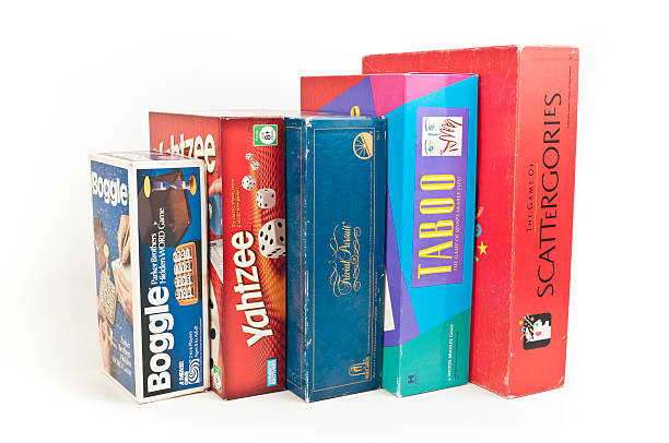 juego de cajas de: boggle, yahtzee, trivial búsqueda, tabú, scattergories - trivia leisure games yahtzee boggle board game fotografías e imágenes de stock