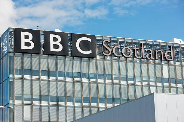 la bbc de escocia central - bbc editorial sign glasgow fotografías e imágenes de stock