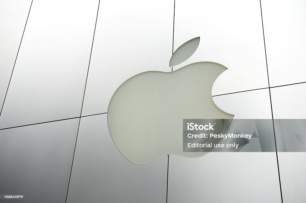 アップル社のロゴに艶消しメタルストアの正面玄関 - アップルストアのロイヤリティフリーストックフォト
