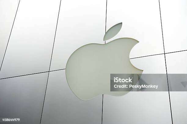アップル社のロゴに艶消しメタルストアの正面玄関 - アップルストアのストックフォトや画像を多数ご用意 - アップルストア, ロゴマーク, ビジネス