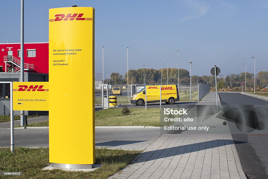 DHL распределения и материально-центр - Стоковые фото Перевозка роялти-фри