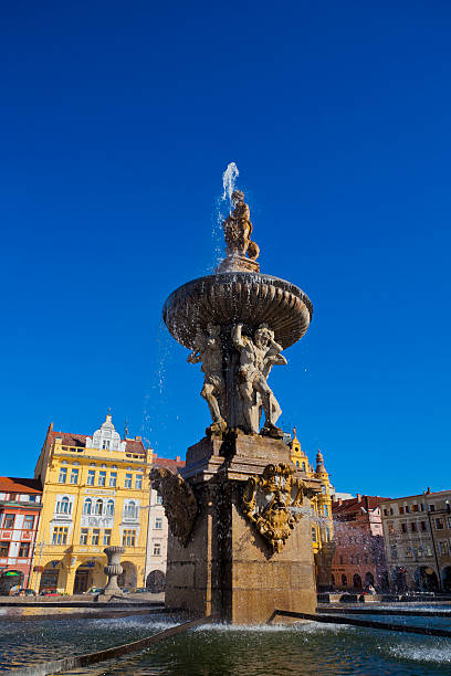 praça no centro histórico de ceske budejovice - editorial built structure fountain town square imagens e fotografias de stock