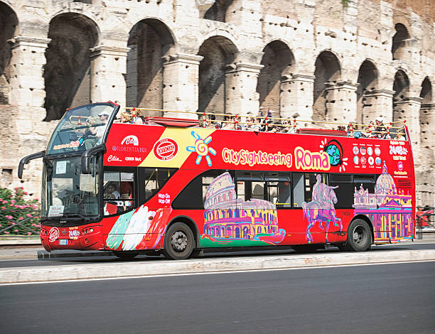 excursiones en autobús y pase por the colosseum in rome - editorial tourist travel destinations bus fotografías e imágenes de stock