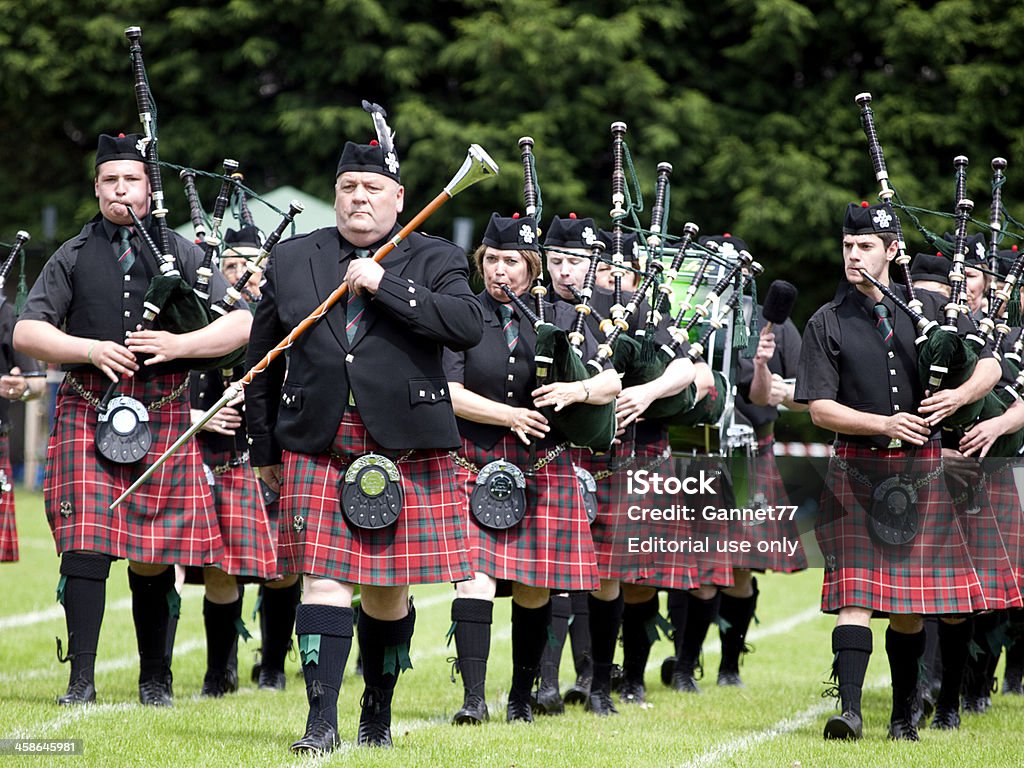 Portlethen Pipe Band desempenho no Stonehaven Highland Games, Escócia - Foto de stock de 2011 royalty-free