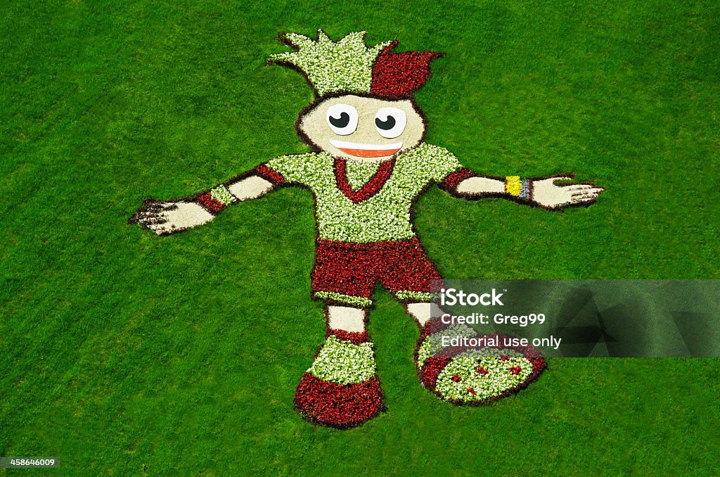 Parterre de fleurs est prête à Kiev représentant mascotte de l'Euro 2012 - Photo de 2012 libre de droits