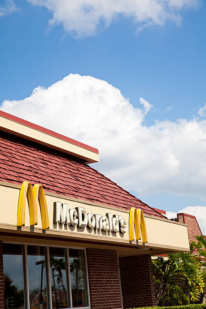 ресторан mcdonalds с местом для копии - pat mcdonald стоковые фото и изображения