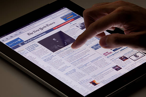 reading online-zeitung auf dem ipad - times up stock-fotos und bilder