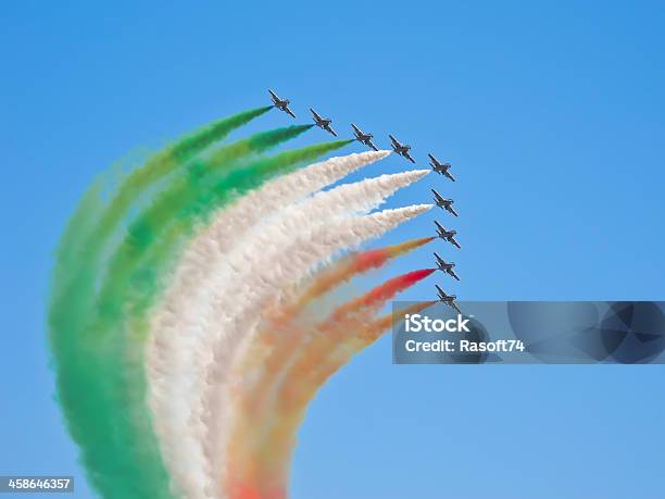 Zespół Akrobacyjny Włoskich Sił Powietrznych - zdjęcia stockowe i więcej obrazów Zespół akrobacyjny Włoskich Sił Powietrznych - Zespół akrobacyjny Włoskich Sił Powietrznych, Włochy, Kilwater