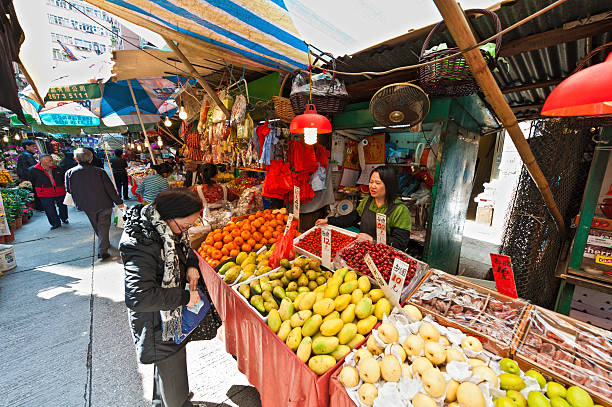 china rue animée du marché de fruits et cabine de hong kong - store market china city street photos et images de collection