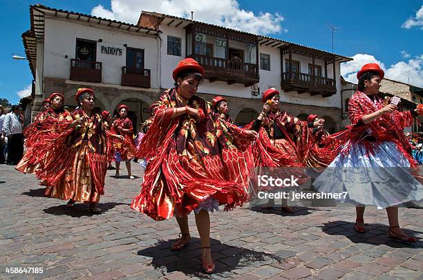 Foto de Mulheres Em Vermelho e mais fotos de stock de Dançar - Dançar, Cuzco, Peru - América do Sul