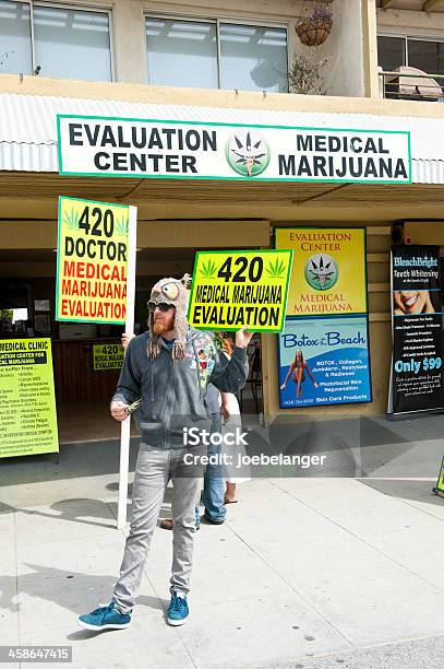 Marihuana Centro De Evaluación Médica Foto de stock y más banco de imágenes de Abierto - Abierto, Adulto, Agarrar