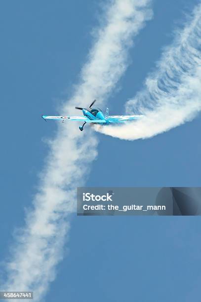 Foto de Acrobacia Aérea e mais fotos de stock de Acrobacia aérea - Acrobacia aérea, Avião, Conceito