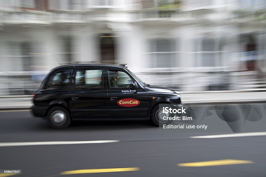 London Taxi Cab przyspieszenie W dół ulicy, ruchu rozmycie - Zbiór zdjęć royalty-free (Czarny kolor)