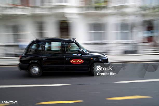 Táxi De Londres Cabina A Descida De Rua Motion Blur - Fotografias de stock e mais imagens de Cor preta