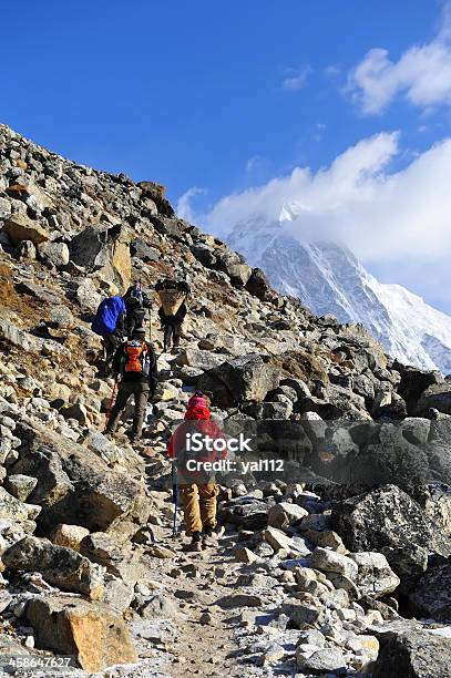 Trekking In Nepal - Fotografie stock e altre immagini di Adulto - Adulto, Alpinismo, Ambientazione esterna