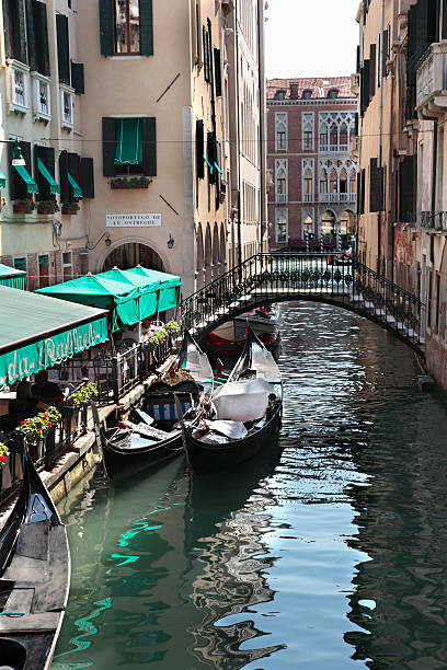 restauracja w wenecji kanał i gondolami - venice italy italy arch bridge nautical vessel zdjęcia i obrazy z banku zdjęć