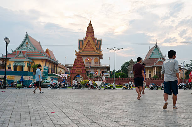 wat ounalom a phnom penh, cambogia - stupa royal stupa local landmark national landmark foto e immagini stock