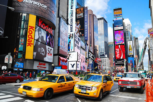 new york city manhattan a times square - taxi new york city traffic busy foto e immagini stock