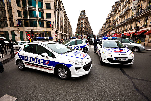 французской полиции автомобилей в париже - police helmet стоковые фото и изображения