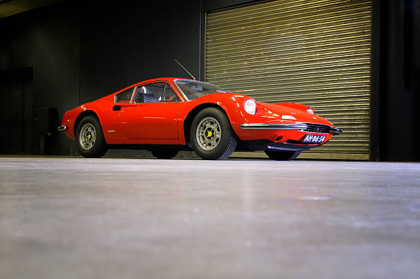 ferrari dino 246 gt voiture de sport - luxury sports car red supercar photos et images de collection