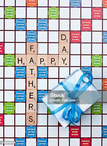 O Scrabble Dia Do Pai Mensagem - Fotografias de stock e mais imagens de Palavras-cruzadas - Palavras-cruzadas, Texto, Brinquedo