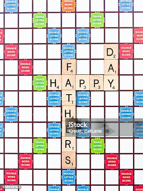 Карточки С Буквами Скрабл Счастливый День Отца Сообщение — стоковые фотографии и другие картинки Scrabble