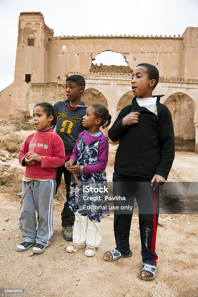 Niños en la parte frontal de Kasbah ruinas de Marruecos - Foto de stock de Marruecos libre de derechos