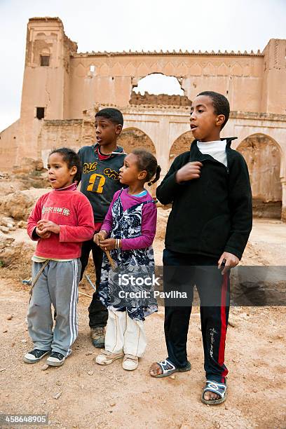 Niños En La Parte Frontal De Kasbah Ruinas De Marruecos Foto de stock y más banco de imágenes de Marruecos