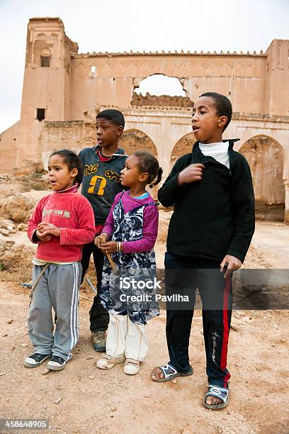 Photo libre de droit de Enfants Devant Casbah Ruines Du Maroc banque d'images et plus d'images libres de droit de Enfant - Enfant, Maroc, Afrique