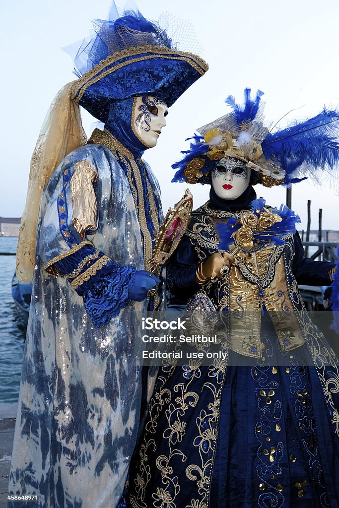 Пара в Венецианский карнавал костюм - Стоковые фото Венето роялти-фри