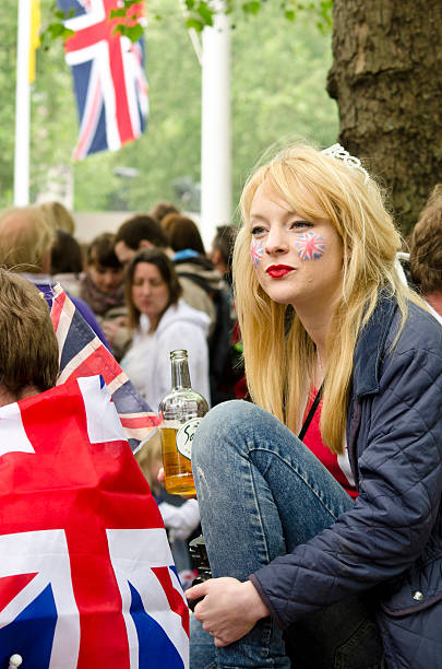 joven mujer con pintura de la cara viendo boda real, londres - nobility crowd wedding british flag fotografías e imágenes de stock