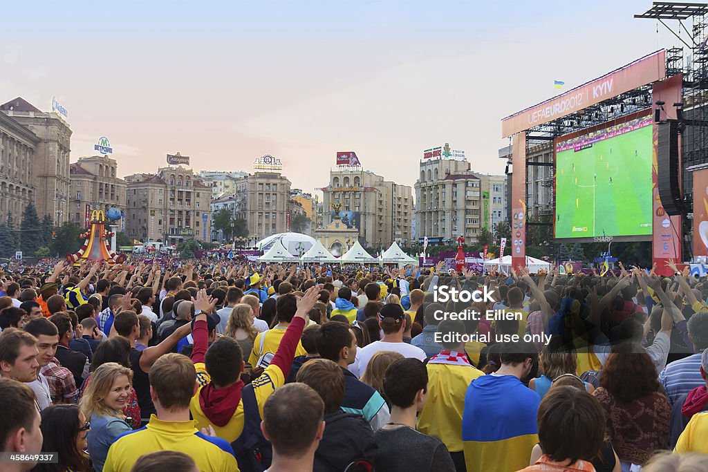 Ucraniano, Suecia y ventiladores fanzone inglés en la Euro 2012 - Foto de stock de Zona de retransmisión pública libre de derechos