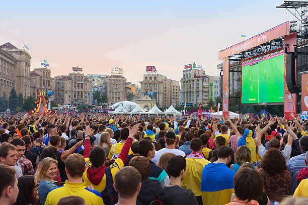 ウクライナ、スウェーデン語と英語のファンの fanzone euro 2012 - 2012 ストックフォトと画像