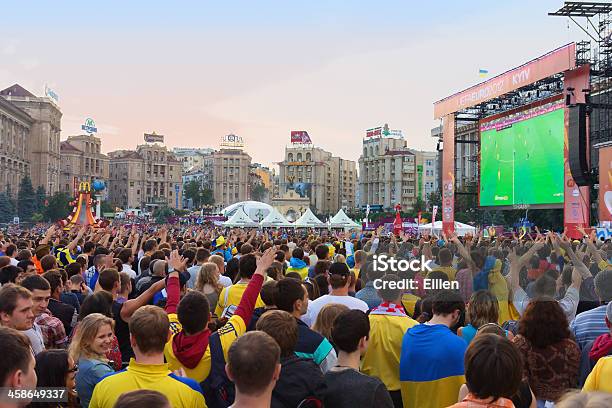 Foto de Ucraniano Sueco E Inglês Fãs No Fanzone Euro 2012 e mais fotos de stock de Área de transmissão esportiva - Área de transmissão esportiva, Futebol, Bola de Futebol