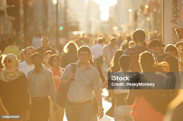 Photo libre de droit de Foule De Marche À Pied Le Long Du Trottoir Lumineuse De Londres banque d'images et plus d'images libres de droit de Adulte